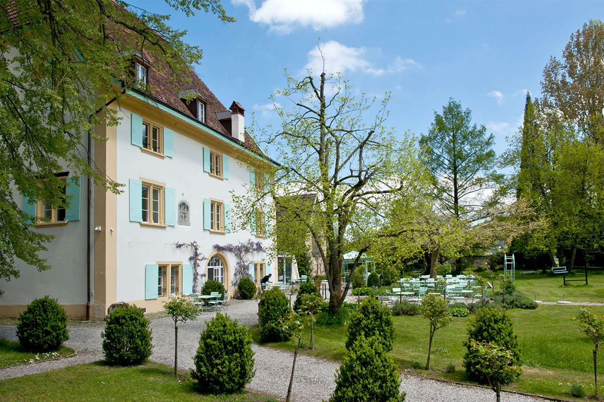 Picture of the building "Schloss Ueberstorf" form the back and the garden.